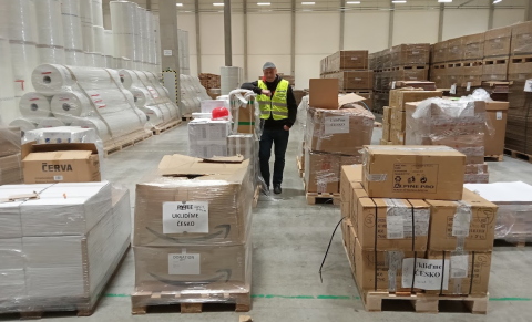 Kompletace balíčků s úklidovým materiálem